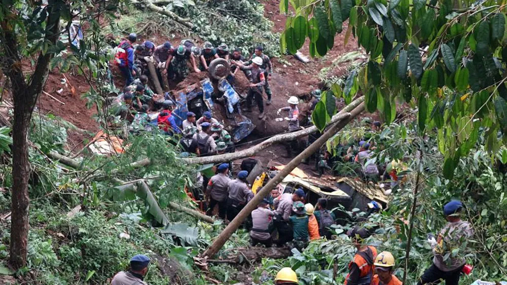 Lực lượng cứu hộ dọn dẹp đống đổ nát sau trận động đất ở Cianjur, Tây Java, Indonesia hôm 21-11. Ản: AP