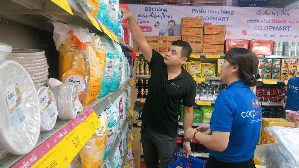 Nhân viên Co.opmart Nguyễn Ảnh Thủ tư vấn cho khách hàng tại hội chợ