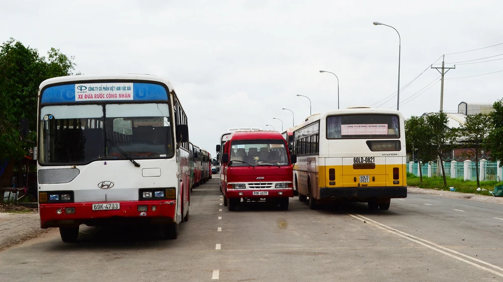 Các phương tiện giao thông chờ thông quan qua Cửa khẩu Quốc tế Mộc Bài