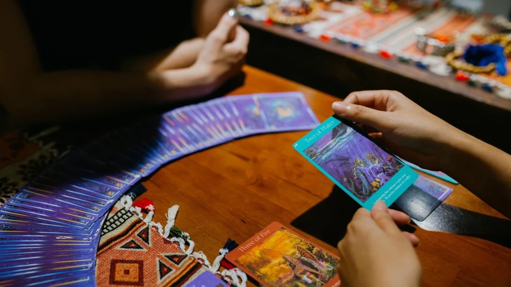 Không ít bạn trẻ xem tarot để lắng nghe “tín hiệu từ vũ trụ”