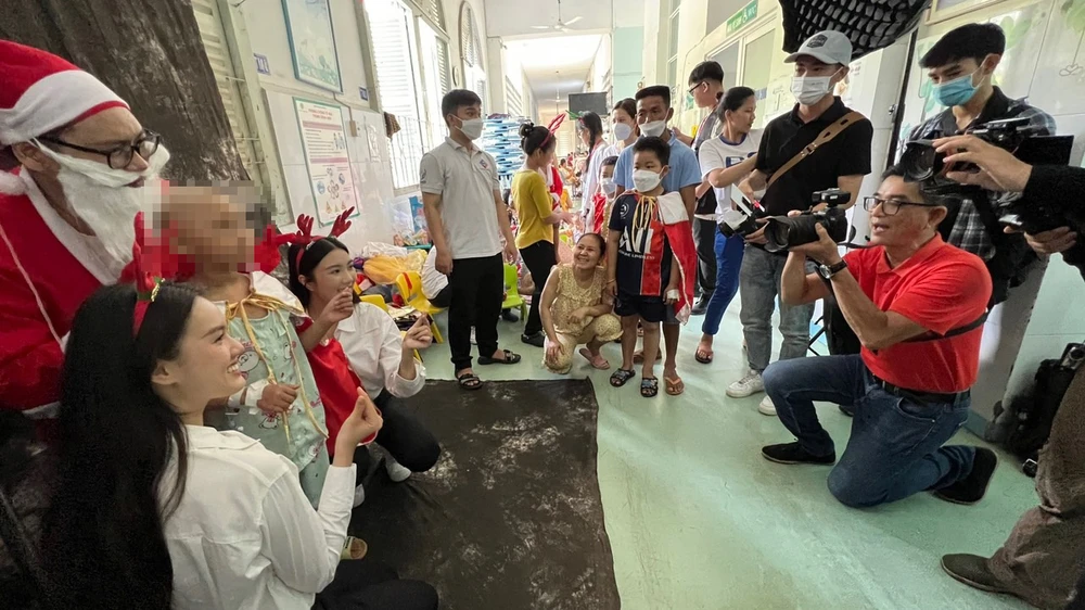 Nhiều nhiếp ảnh gia và tình nguyện viên tham gia chương trình Ngày hội Help - Portrait lần thứ 11 mang đến cho các bạn nhỏ không khí Giáng sinh sớm cùng các phần quà. Nguồn: HELP - PORTRAIT VN