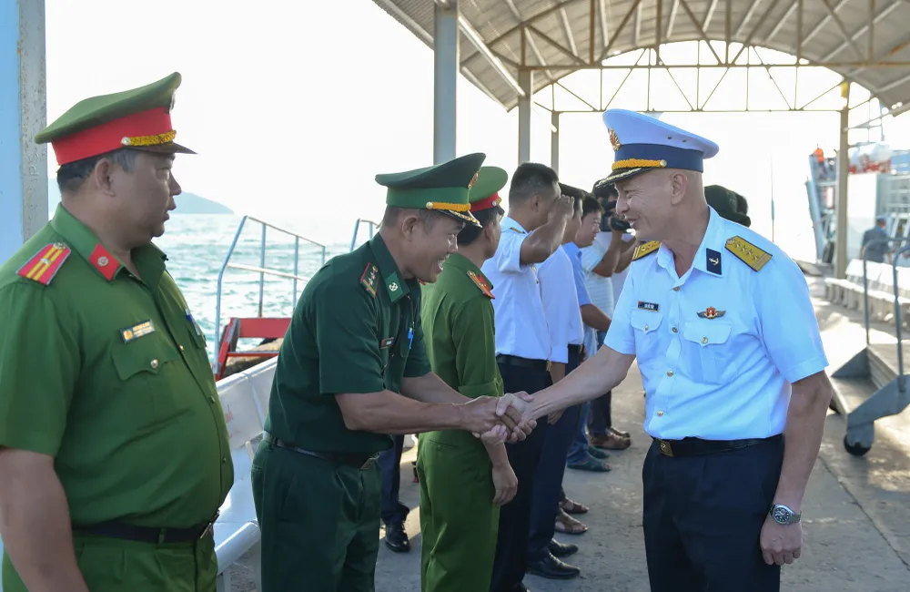Đoàn công tác Vùng 5 thăm cán bộ, chiến sĩ lực lượng vũ trang và nhân dân trên đảo Nam Du Đoàn công tác Vùng 5 thăm cán bộ, chiến sĩ lực lượng vũ trang và nhân dân trên đảo Nam Du
