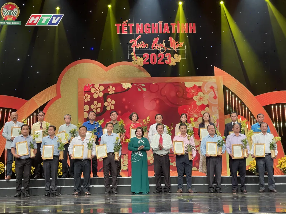 Bà Cao Xuân Thu Vân - Phó Chủ tịch Ban Chấp hành Trung ương Hội Nông dân Việt Nam và ông Đoàn Văn Thanh – Phó Chủ tịch Thường trực Hội Nông dân TPHCM tặng hoa cùng thư cảm ơn đến các cá nhân và đơn vị ủng hộ chương trình. Ảnh: HOÀNG HÙNG Bà Cao Xuân Thu Vân - Phó Chủ tịch Ban Chấp hành Trung ương Hội Nông dân Việt Nam và ông Đoàn Văn Thanh – Phó Chủ tịch Thường trực Hội Nông dân TPHCM tặng hoa cùng thư cảm ơn đến các cá nhân và đơn vị ủng hộ chương trình. Ảnh: HOÀNG HÙNG