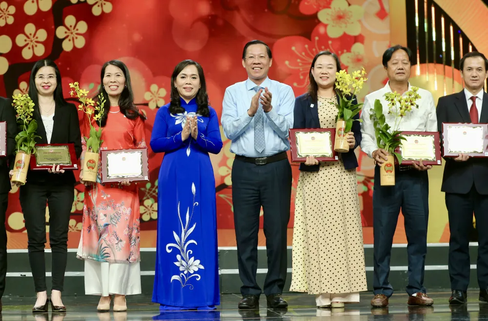 Chủ tịch UBND TPHCM Phan Văn Mãi và Chủ tịch Hội Nông dân TPHCM Nguyễn Thanh Xuân trao bảng tượng trưng và hoa cho các đơn vị đã đồng hành cùng chương trình Tết Nghĩa Tình của Hội Nông dân TPHCM. Ảnh: HOÀNG HÙNG Chủ tịch UBND TPHCM Phan Văn Mãi và Chủ tịch Hội Nông dân TPHCM Nguyễn Thanh Xuân trao bảng tượng trưng và hoa cho các đơn vị đã đồng hành cùng chương trình Tết Nghĩa Tình của Hội Nông dân TPHCM. Ảnh: HOÀNG HÙNG