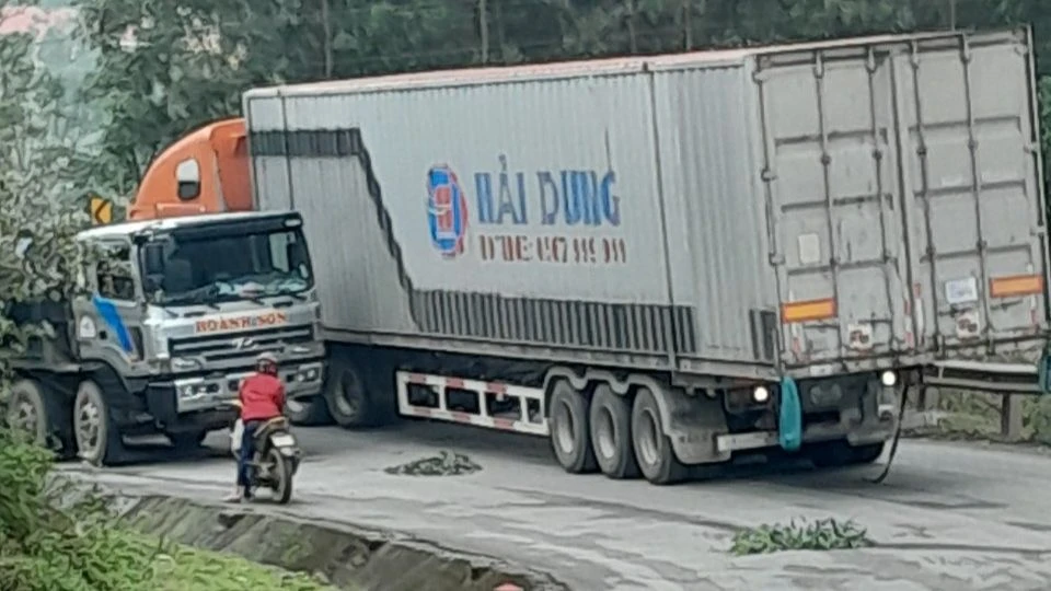 Những thùng chứa “giả container” khi xếp lên xe đều vượt ra khỏi sàn xe