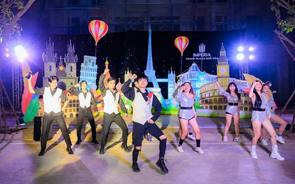 Đoàn biểu diễn carnival trình diễn dọc tuyến phố trong tiếng vỗ tay của người dân. Rất nhiều nhóm bạn trẻ thích thú đã ghi hình và chụp ảnh cùng vũ đoàn