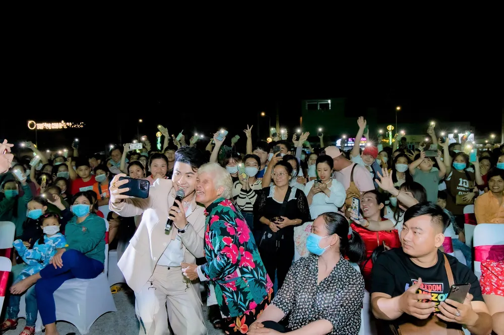 Một khoảnh khắc cực đáng yêu của nam ca sĩ Akira Phan cùng với khán giả