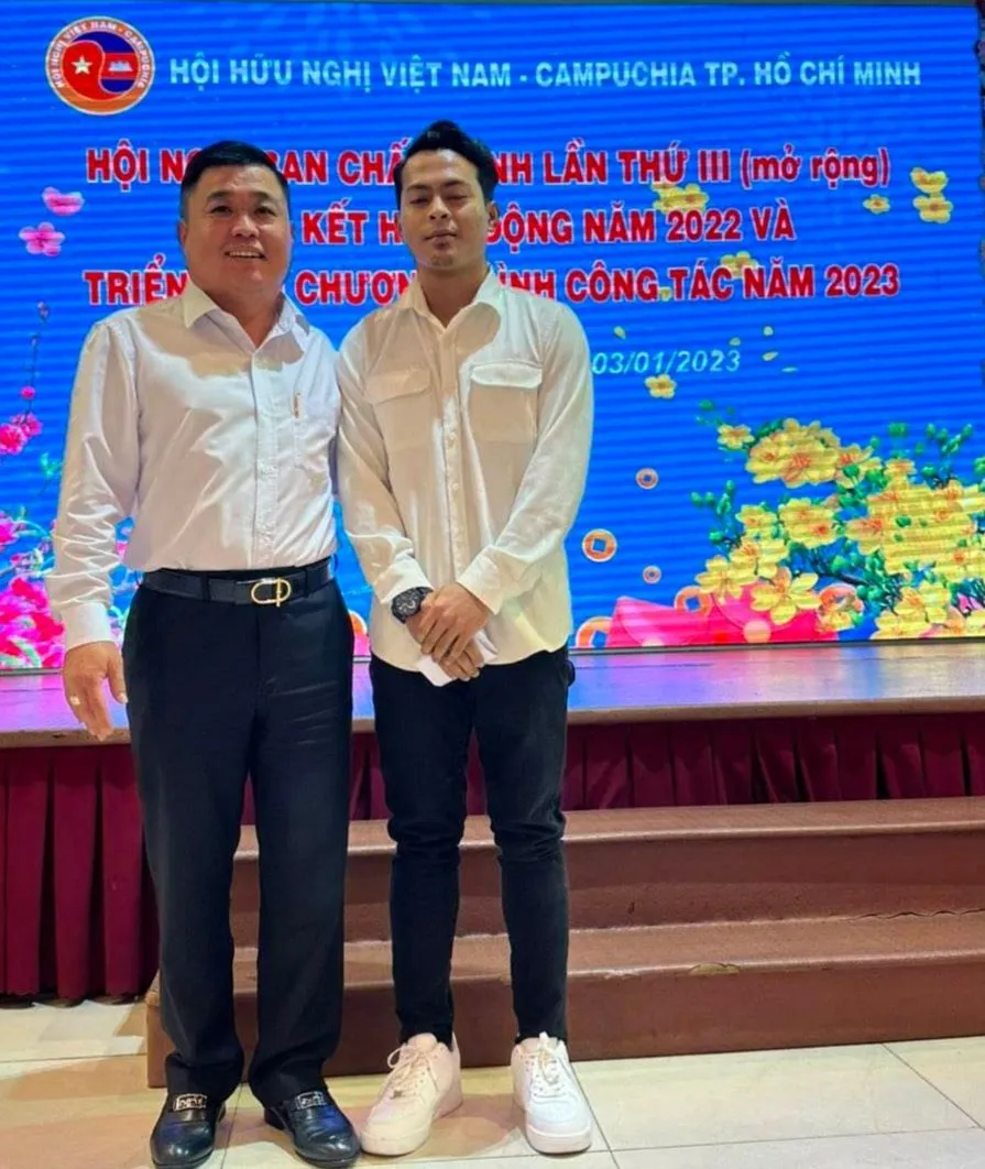 Ông Trang Hữu Nghĩa, Phó Chủ tịch Hội Hữu nghị Việt Nam - Campuchia TPHCM nhận đỡ đầu sinh viên Un Fong đang học tại Học viện Hàng không TPHCM Ông Trang Hữu Nghĩa, Phó Chủ tịch Hội Hữu nghị Việt Nam - Campuchia TPHCM nhận đỡ đầu sinh viên Un Fong đang học tại Học viện Hàng không TPHCM