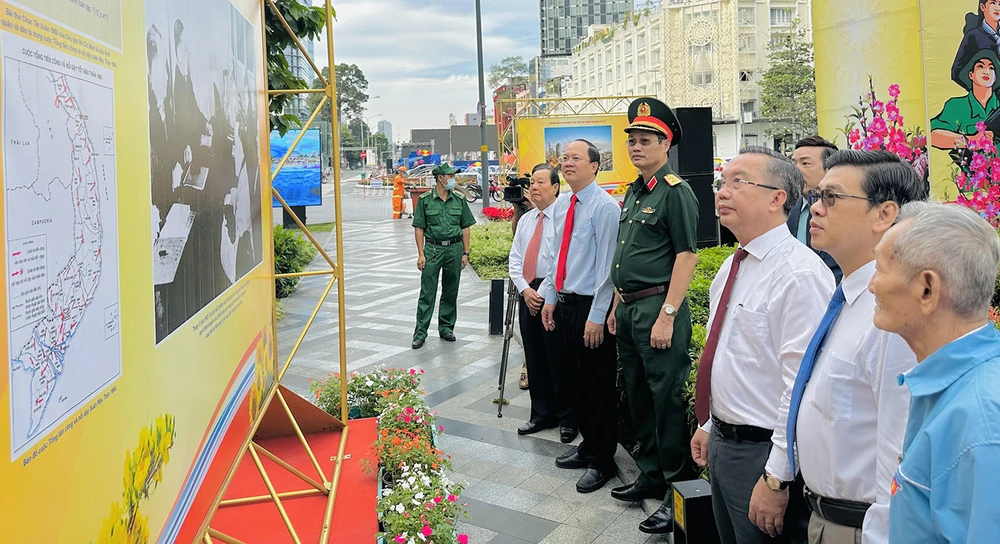 Các đại biểu tham quan triển lãm ảnh về cuộc Tổng tiến công và nổi dậy Xuân Mậu Thân 1968