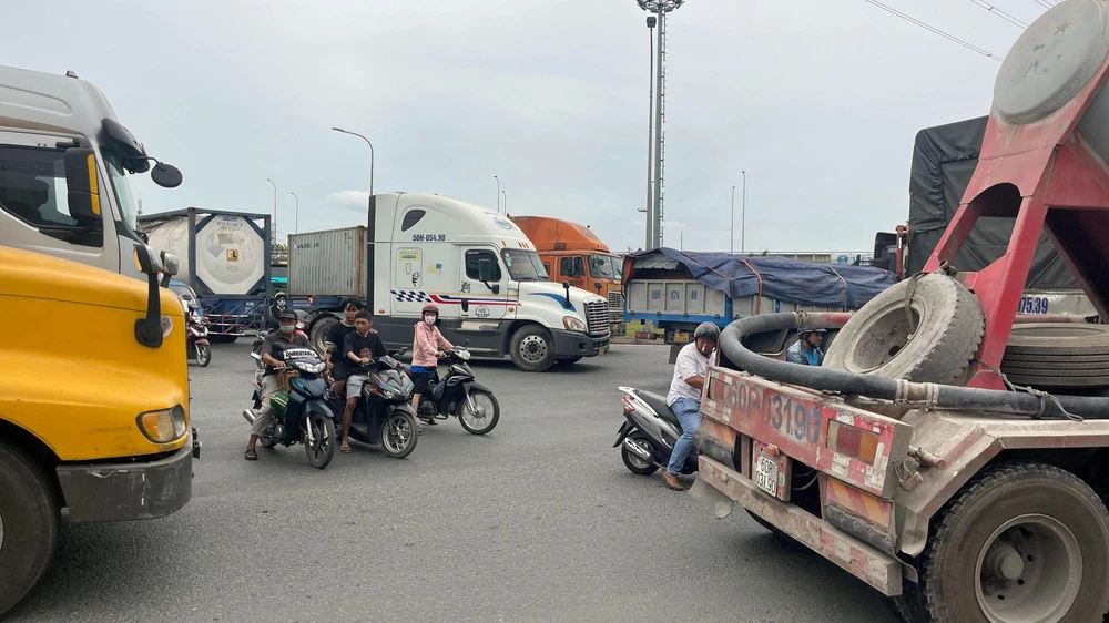 Giao thông tại vòng xoay Phú Hữu, trên đoạn đường Võ Chí Công và Nguyễn Duy Trinh (TP Thủ Đức, TPHCM). Ảnh: HOÀNG HÙNG 