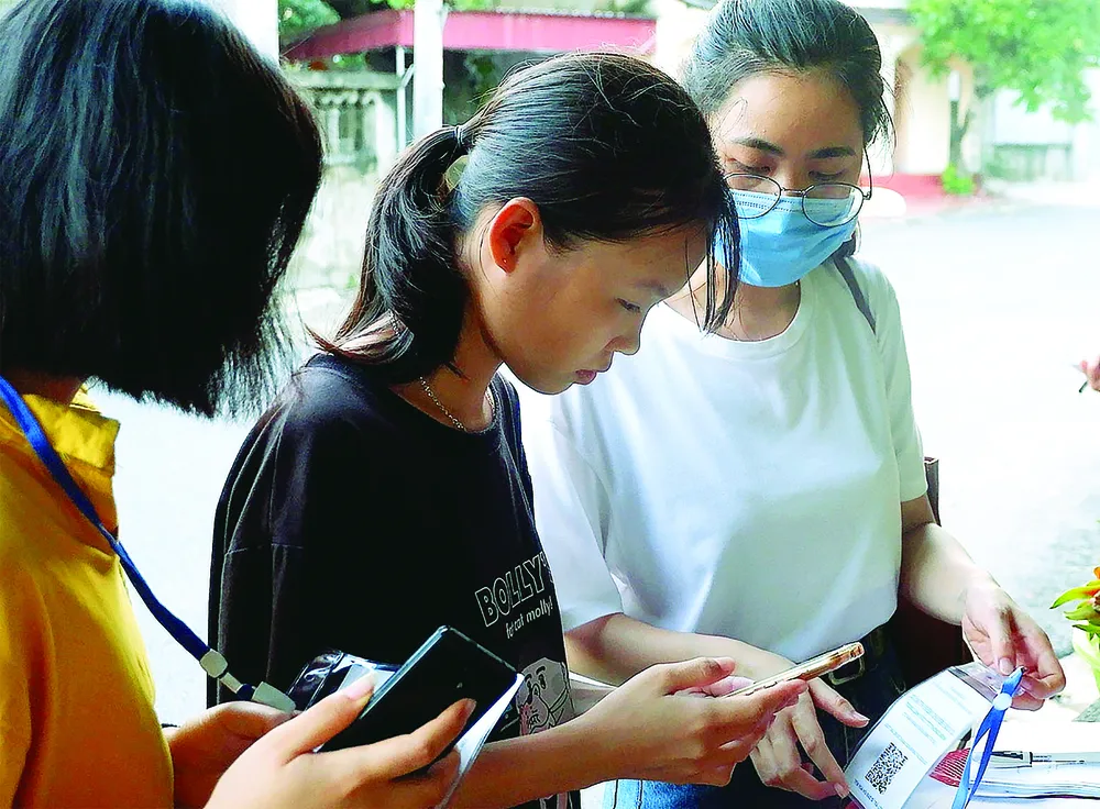 Thanh niên ở xã Yên Hòa hướng dẫn cách sử dụng mã QR và app để mua sắm, thanh toán trực tuyến qua thiết bị smartphone Thanh niên ở xã Yên Hòa hướng dẫn cách sử dụng mã QR và app để mua sắm, thanh toán trực tuyến qua thiết bị smartphone