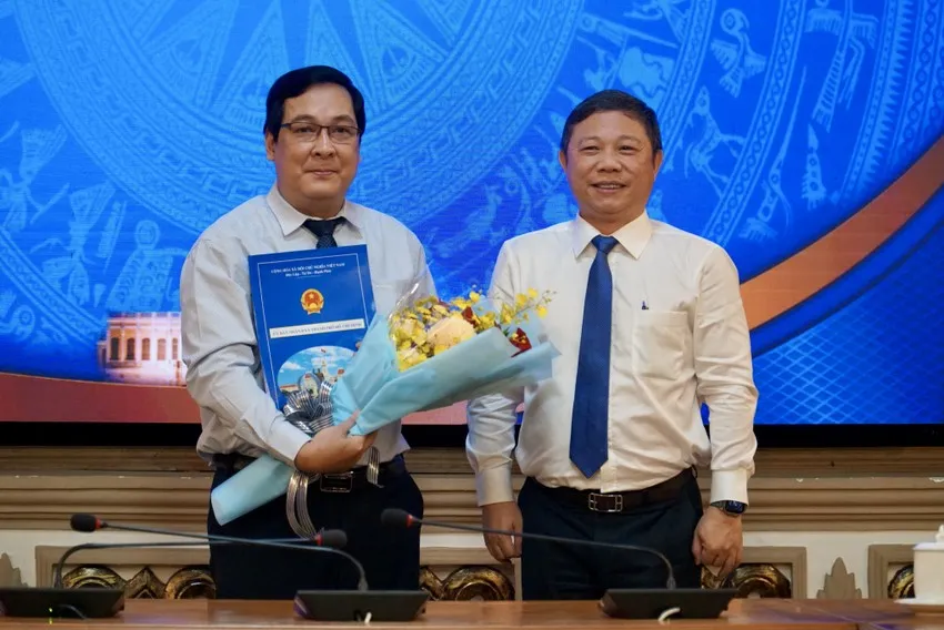 Phó Chủ tịch UBND TPHCM Dương Anh Đức trao quyết định bổ nhiệm Phó Tổng biên tập cho ông Nguyễn Thái Bình. Ảnh: BẢO PHƯƠNG