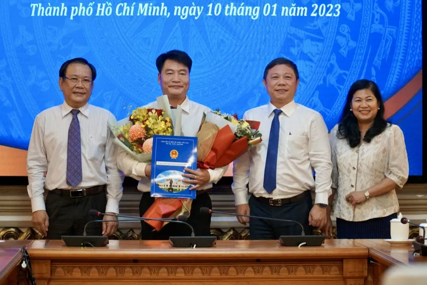 Phó chủ tịch UBND TPHCM Dương Anh Đức trao quyết định bổ nhiệm Phó Tổng biên tập cho ông Đinh Đức Thọ. Ảnh: BẢO PHƯƠNG