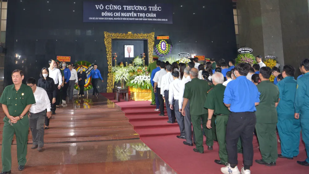 Lễ viếng và tiễn đưa đồng chí Nguyễn Thọ Chân về nơi an nghỉ cuối cùng. Ảnh: CAO THĂNG