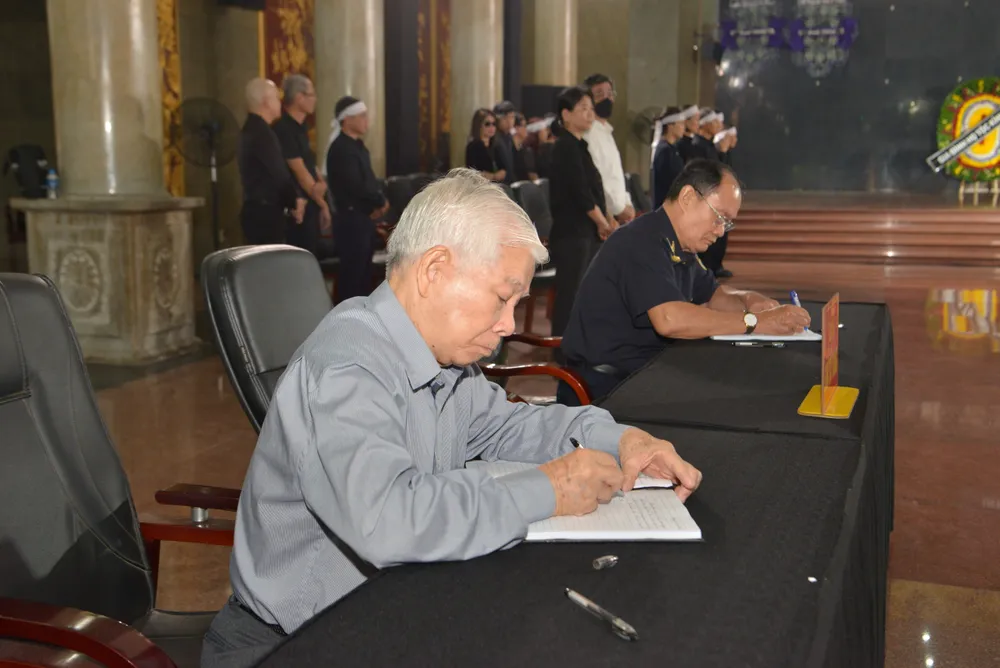 Nguyên Chủ tịch nước Nguyễn Minh Triết viết sổ tang. Ảnh: CAO THĂNG