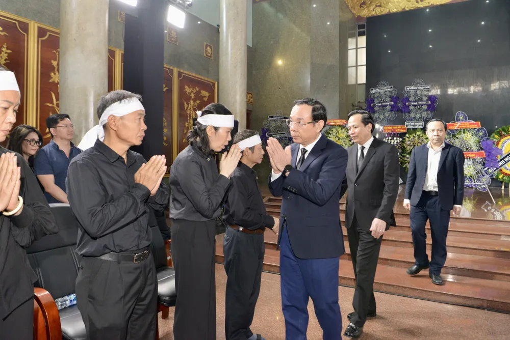 Bí thư Thành ủy TPHCM Nguyễn Văn Nên chia buồn cùng gia quyến đồng chí Nguyễn Thọ Chân. Ảnh: CAO THĂNG