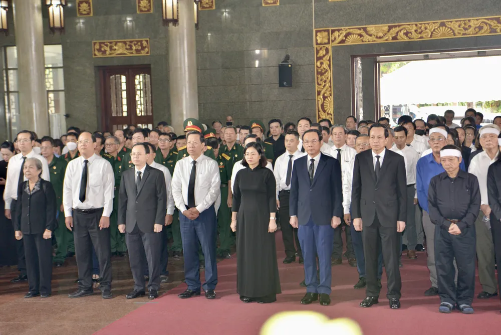 Đoàn lãnh đạo thành phố tại lễ viếng đồng chí Nguyễn Thọ Chân. Ảnh: CAO THĂNG
