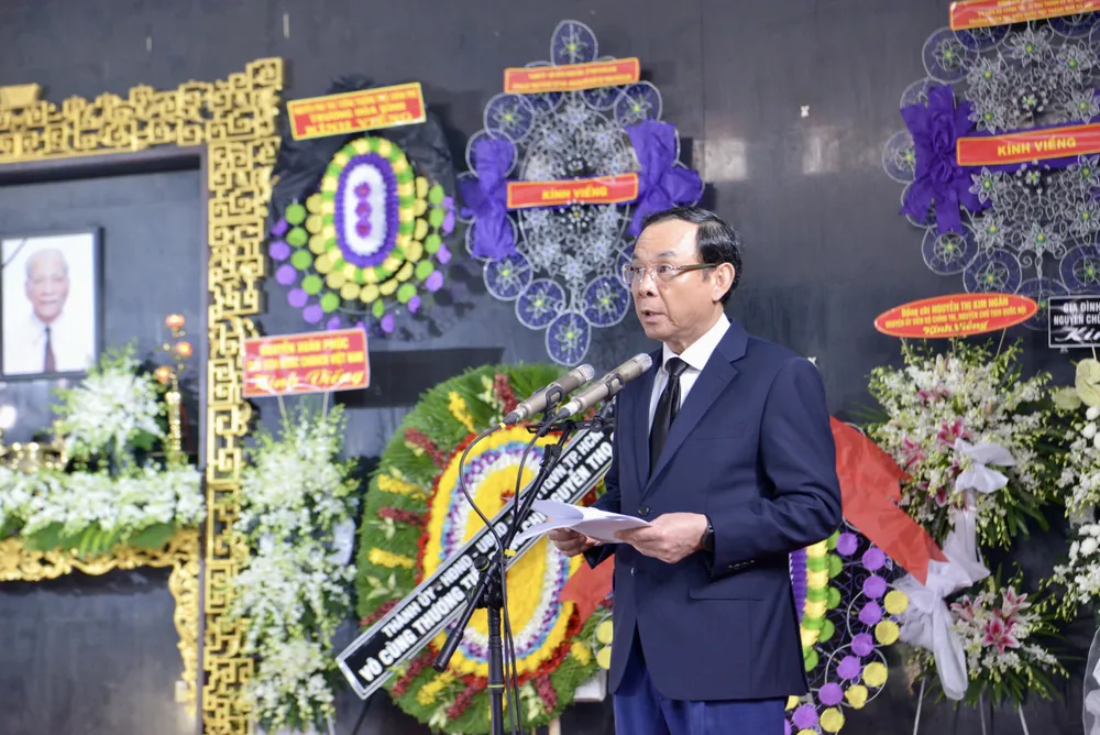 Bí thư Thành ủy TPHCM Nguyễn Văn Nên đọc lời điều tại tang lễ đồng chí Nguyễn Thọ Chân. Ảnh: CAO THĂNG