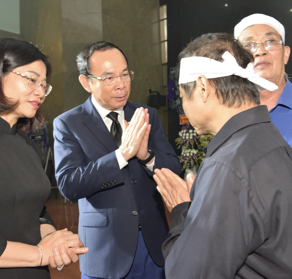 Bí thư Thành ủy TPHCM Nguyễn Văn Nên chia sẻ mất mát với gia đình đồng chí Nguyễn Thọ Chân. Ảnh: CAO THĂNG