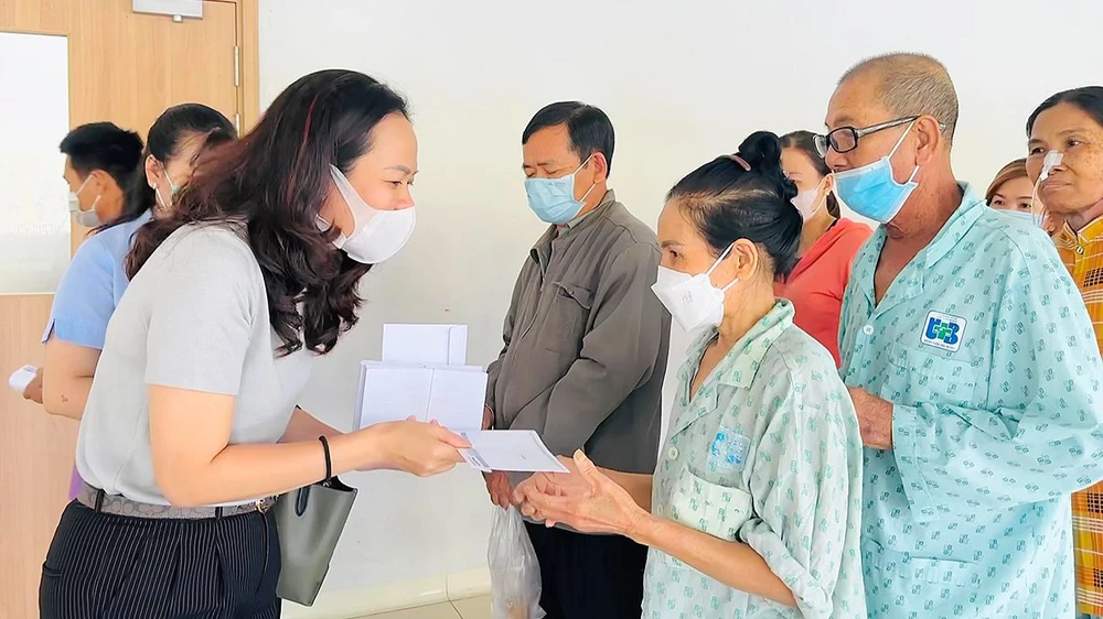 Báo Sài Gòn Giải Phóng chăm lo tết cho bệnh nhân, người dân khó khăn