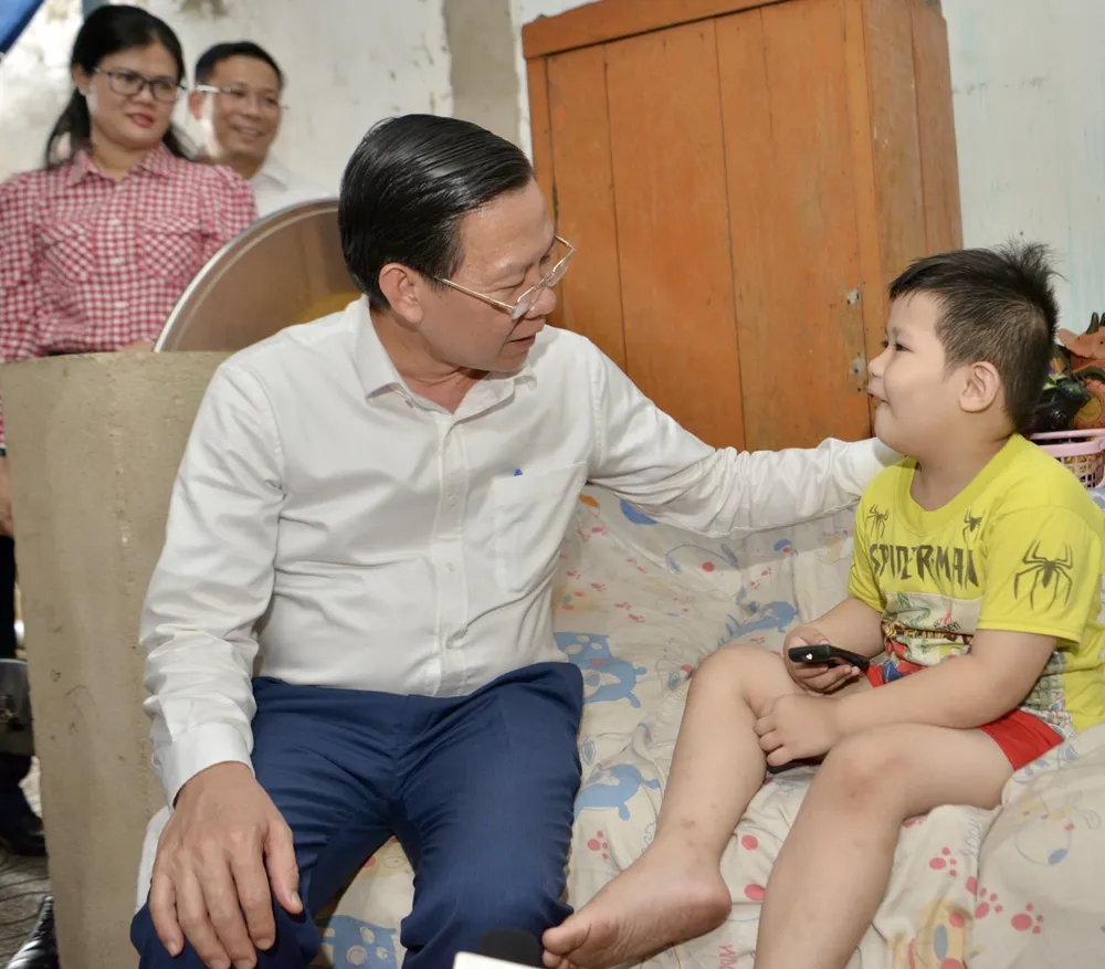 Chủ tịch UBND TPHCM thăm em Trần Thái Tường. Ảnh: CAO THĂNG Chủ tịch UBND TPHCM thăm em Trần Thái Tường. Ảnh: CAO THĂNG