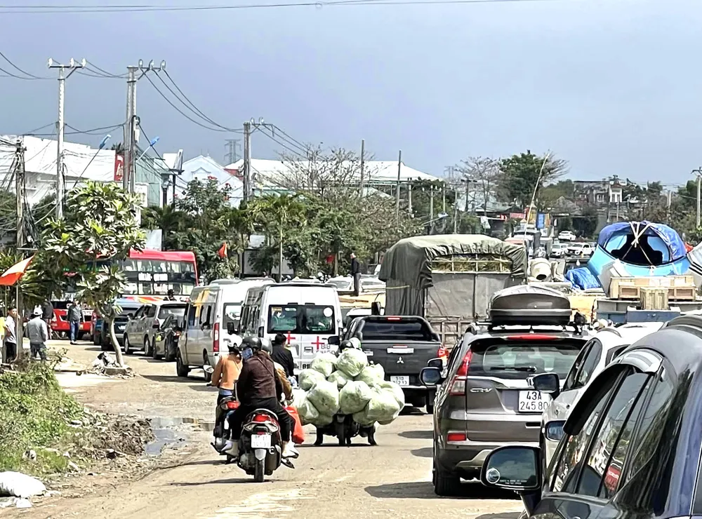 Kẹt xe trên Quốc lộ 19 đoạn qua huyện Đắk Pơ. Ảnh: NGUYÊN KHÔI Kẹt xe trên Quốc lộ 19 đoạn qua huyện Đắk Pơ. Ảnh: NGUYÊN KHÔI