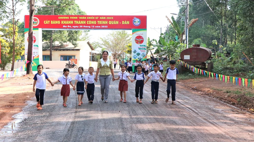 Cô giáo Trần Thị Thu Lệ cùng các em học sinh trên “Con đường tình nghĩa quân - dân”