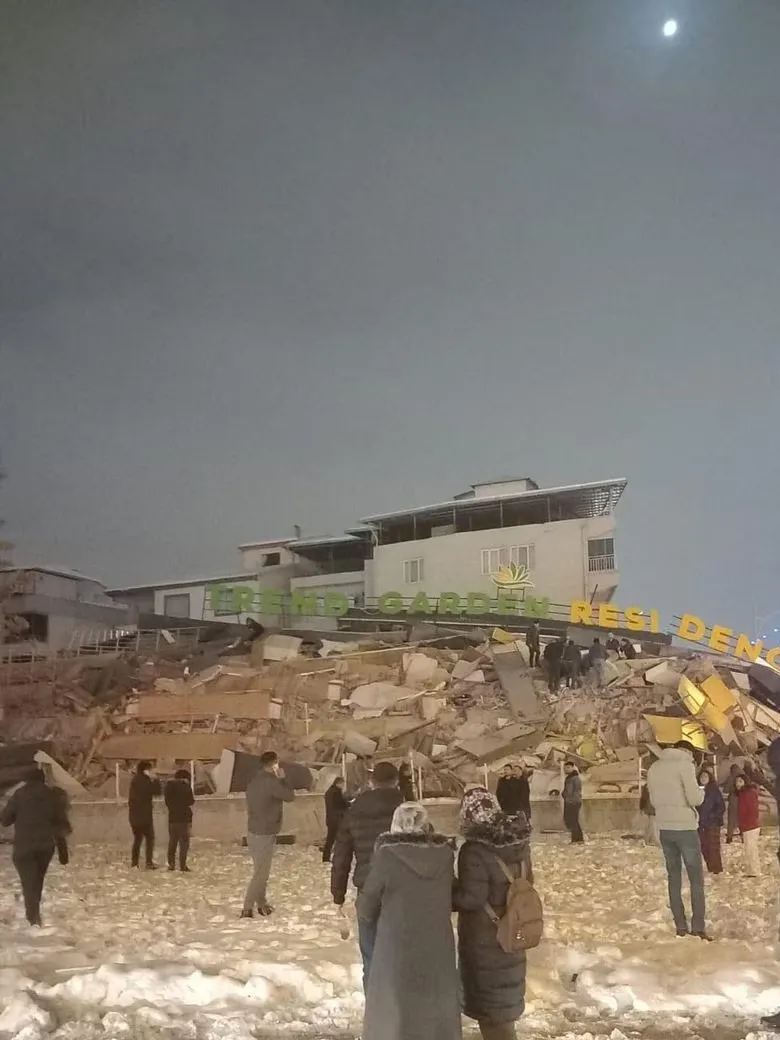 Một tòa nhà bị sập sau trận động đất. Ảnh: REUTERS Một tòa nhà bị sập sau trận động đất. Ảnh: REUTERS