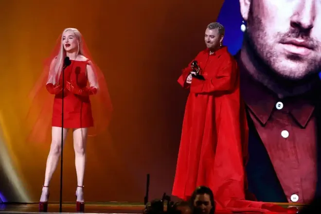 Kim Petras và Sam Smith trên sân khấu. Ảnh: The Guardian Kim Petras và Sam Smith trên sân khấu. Ảnh: The Guardian