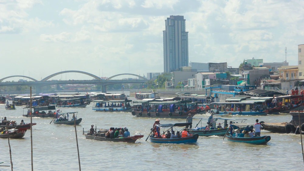 Lễ hội Tống Phong xuân Quý Mão 2023 tại Xóm Chài (TP Cần Thơ) thu hút hàng trăm ghe thuyền và hàng ngàn người dân tham gia