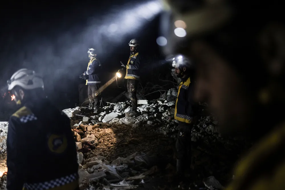 Các nhân viên cứu hộ hiện đang chạy đua với thời gian để kéo những người sống sót ra khỏi đống đổ nát của những tòa nhà bị sập trong điều kiện mùa đông lạnh giá. Ảnh: AP