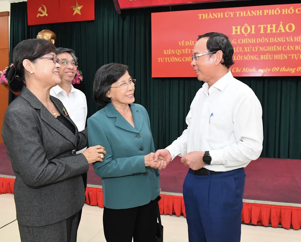 Bí thư Thành ủy TPHCM Nguyễn Văn Nên trao đổi cùng các đại biểu tại hội thảo. Ảnh: VIỆT DŨNG Bí thư Thành ủy TPHCM Nguyễn Văn Nên trao đổi cùng các đại biểu tại hội thảo. Ảnh: VIỆT DŨNG