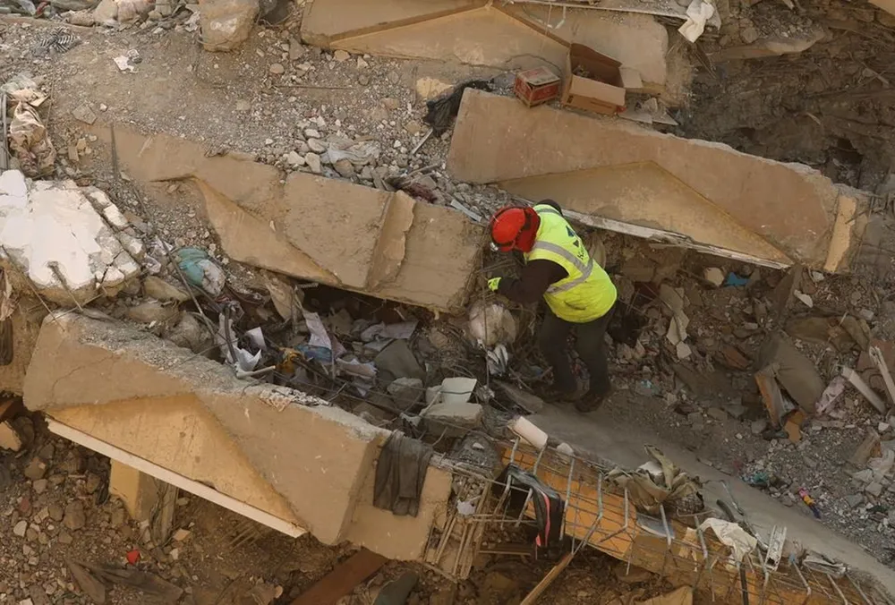 Lực lượng cứu hộ đang nỗ lực tìm kiếm những người sống sót trong đống đổ nát ở Kahramanmaras, Thổ Nhĩ Kỳ sau trận động đất. Ảnh: REUTERS