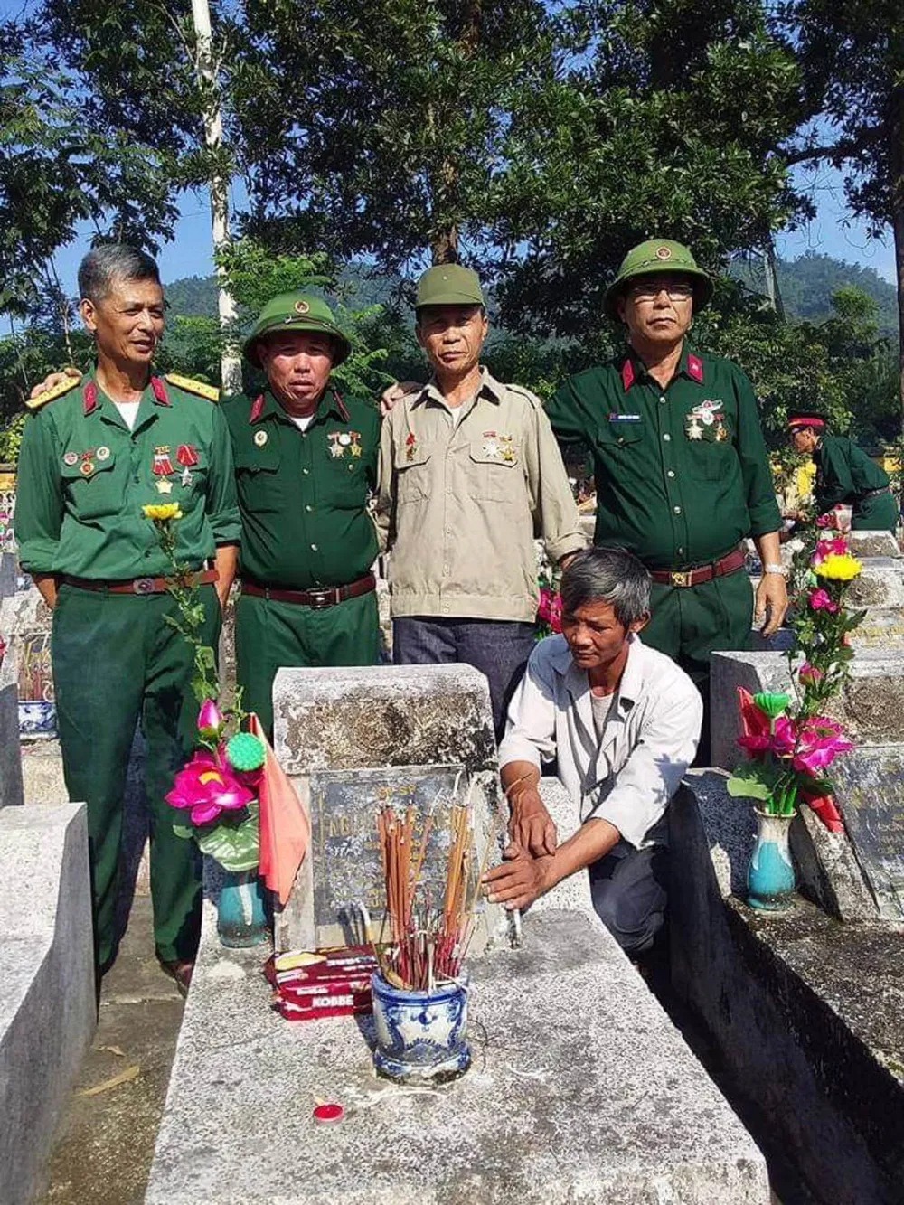 Ông Vũ Bình Long (thứ 2, từ trái sang) cùng các cựu chiến binh viếng đồng đội trận đánh ngày 11-3-1979. Ảnh: NVCC Ông Vũ Bình Long (thứ 2, từ trái sang) cùng các cựu chiến binh viếng đồng đội trận đánh ngày 11-3-1979. Ảnh: NVCC
