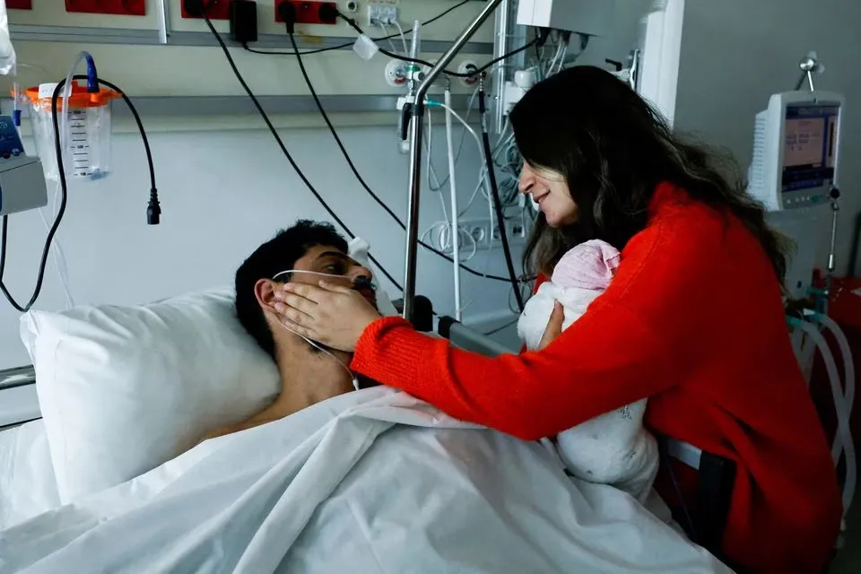 Mustafa Avci, 33 tuổi, được đưa ra khỏi đống đổ nát sau 261 giờ bị mắc kẹt, lần đầu tiên gặp con gái Almile mới sinh và đoàn tụ với vợ Bilge, sau trận động đất chết người, tại một bệnh viện ở Mersin, Thổ Nhĩ Kỳ ngày 17 -2. Ảnh: REUTERS Mustafa Avci, 33 tuổi, được đưa ra khỏi đống đổ nát sau 261 giờ bị mắc kẹt, lần đầu tiên gặp con gái Almile mới sinh và đoàn tụ với vợ Bilge, sau trận động đất chết người, tại một bệnh viện ở Mersin, Thổ Nhĩ Kỳ ngày 17 -2. Ảnh: REUTERS