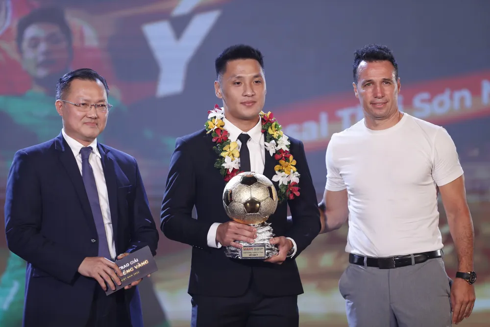 Hồ Văn Ý nhận Quả bóng vàng futsal 2022 Hồ Văn Ý nhận Quả bóng vàng futsal 2022