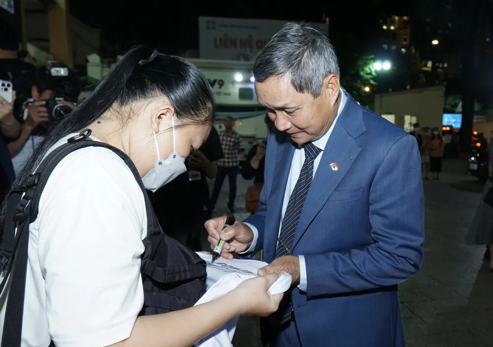 HLV Mai Đức Chung ký tặng người hâm mộ HLV Mai Đức Chung ký tặng người hâm mộ