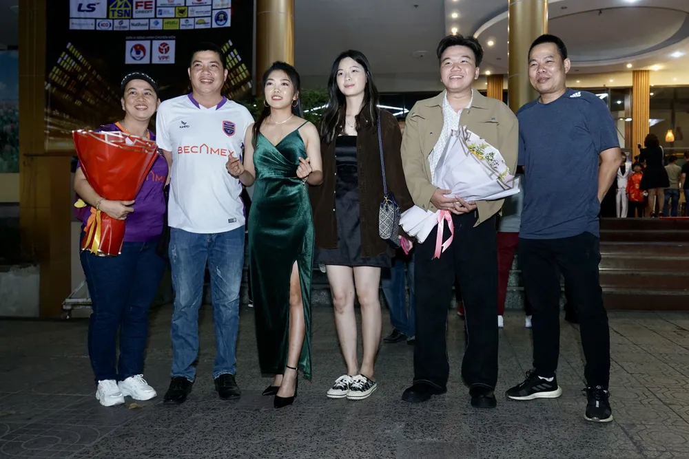 Nữ cầu thủ Huỳnh Như chụp hình lưu niệm với người hâm mộ Nữ cầu thủ Huỳnh Như chụp hình lưu niệm với người hâm mộ