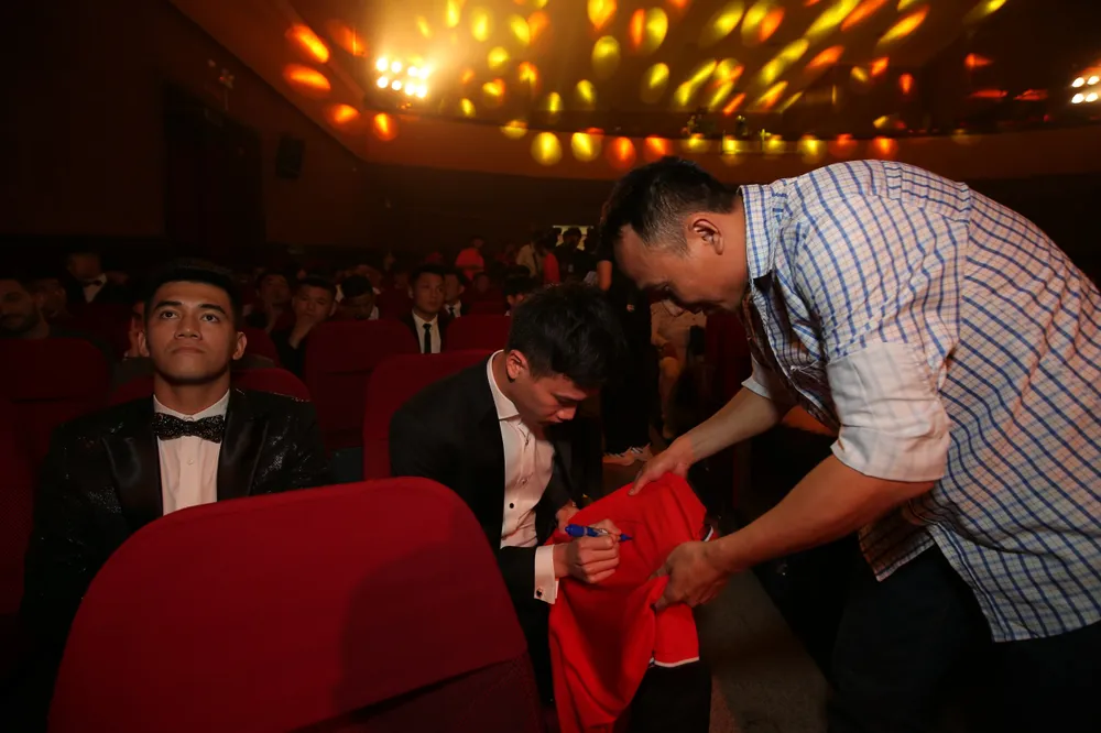 Hoàng Đức ký tặng người hâm mộ Hoàng Đức ký tặng người hâm mộ