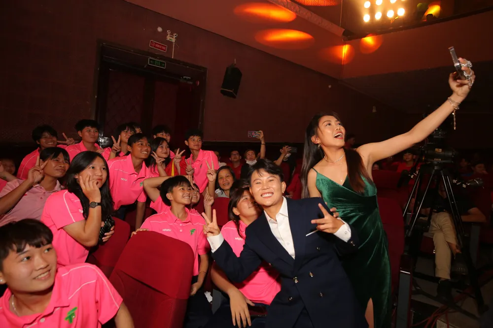 Huỳnh như chụp ảnh cùng người hâm mộ Huỳnh như chụp ảnh cùng người hâm mộ