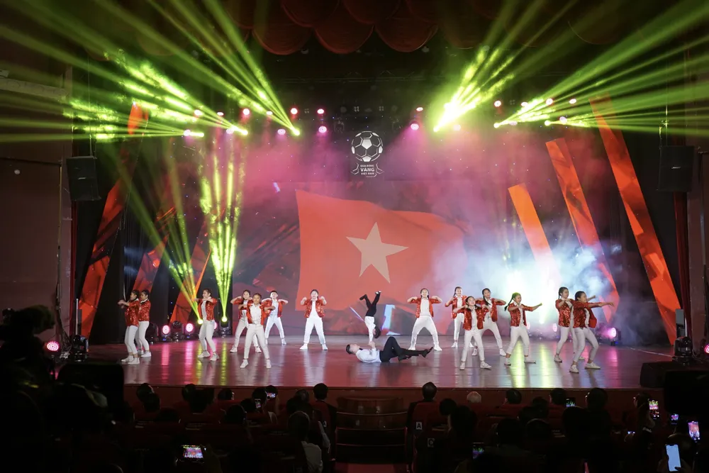 NSƯT Quốc Cơ và con trai biểu diễn trong tiết mục văn nghệ mở đầu buổi lễ NSƯT Quốc Cơ và con trai biểu diễn trong tiết mục văn nghệ mở đầu buổi lễ