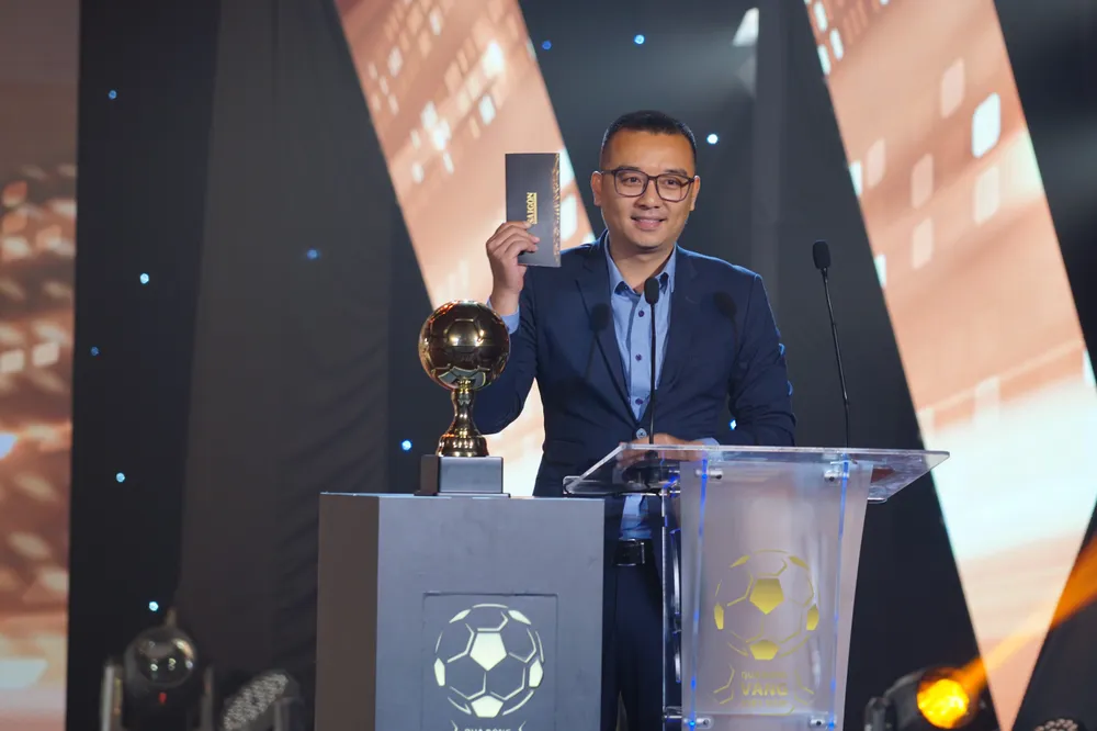 Nhà báo Trần Tuấn Anh (FPT Play) công bố cầu thủ chiến thắng ở hạng mục Cầu thủ trẻ nữ xuất sắc năm 2022 Nhà báo Trần Tuấn Anh (FPT Play) công bố cầu thủ chiến thắng ở hạng mục Cầu thủ trẻ nữ xuất sắc năm 2022