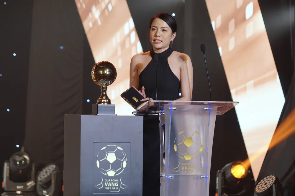 Nhà báo Trần Tuyết Trinh (FPT Play) công bố giải thưởng Cầu thủ trẻ nam xuất sắc 2022 Nhà báo Trần Tuyết Trinh (FPT Play) công bố giải thưởng Cầu thủ trẻ nam xuất sắc 2022