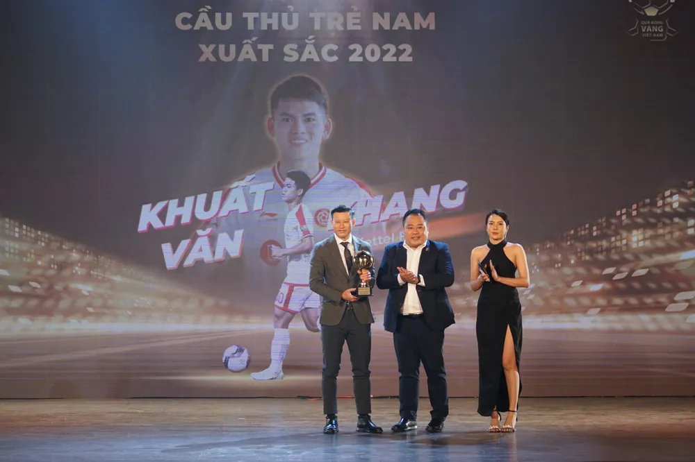 HLV Thạch Bảo Khanh nhận cúp thay cho cầu thủ Khuất Văn Khang HLV Thạch Bảo Khanh nhận cúp thay cho cầu thủ Khuất Văn Khang