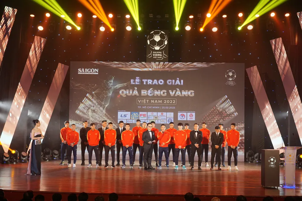 Đội tuyển futsal trên sân khấu giao lưu cùng khán giả Đội tuyển futsal trên sân khấu giao lưu cùng khán giả