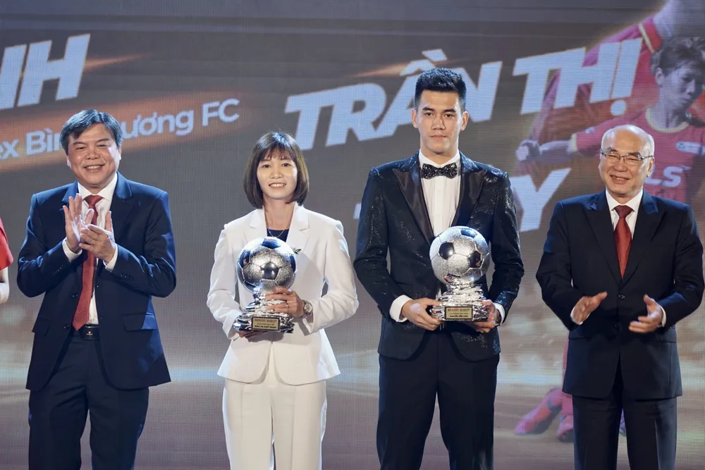 Nguyễn Tiến Linh và Trần Thị Thùy Trang nhận danh hiệu Quả bóng bạc Việt Nam 2022 Nguyễn Tiến Linh và Trần Thị Thùy Trang nhận danh hiệu Quả bóng bạc Việt Nam 2022