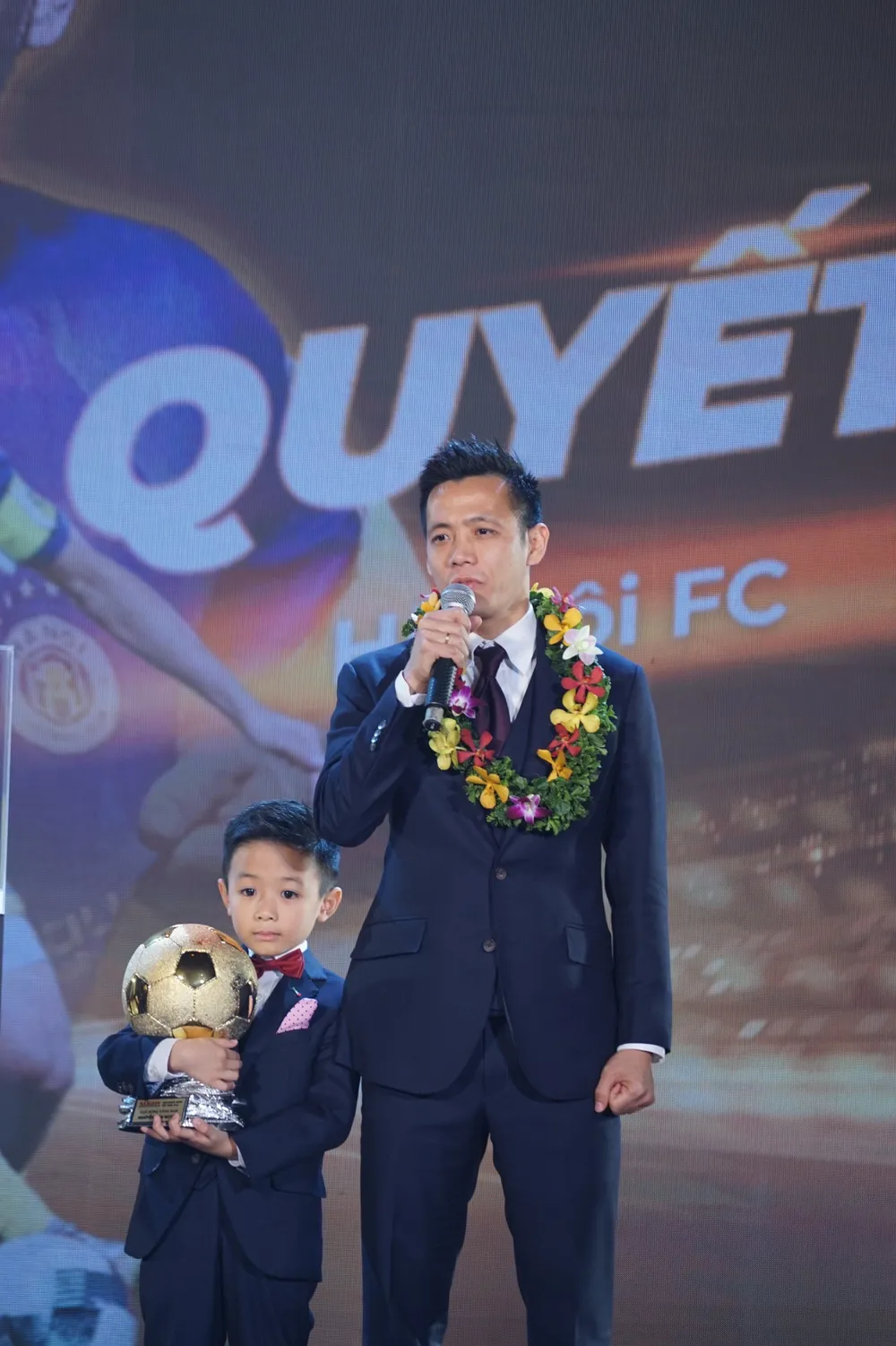 Nguyễn Văn Quyết phát biểu đầy xúc động sau khi đoạt danh hiệu Quả bóng vàng Việt Nam 2022 Nguyễn Văn Quyết phát biểu đầy xúc động sau khi đoạt danh hiệu Quả bóng vàng Việt Nam 2022