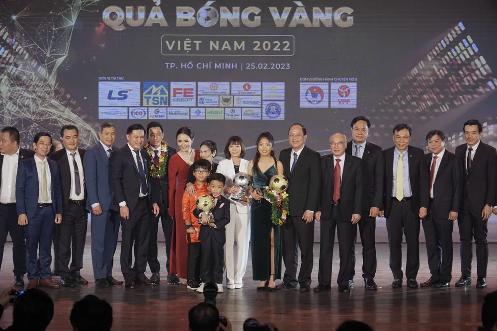 Các đại biểu chụp hình lưu niệm tại Lễ trao giải Quả bóng vàng Việt Nam 2022 Các đại biểu chụp hình lưu niệm tại Lễ trao giải Quả bóng vàng Việt Nam 2022