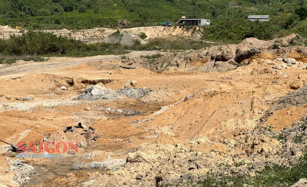 Các khu vực khai thác cát lởm chởm những hố sâu. Ảnh: ĐOÀN KIÊN Các khu vực khai thác cát lởm chởm những hố sâu. Ảnh: ĐOÀN KIÊN