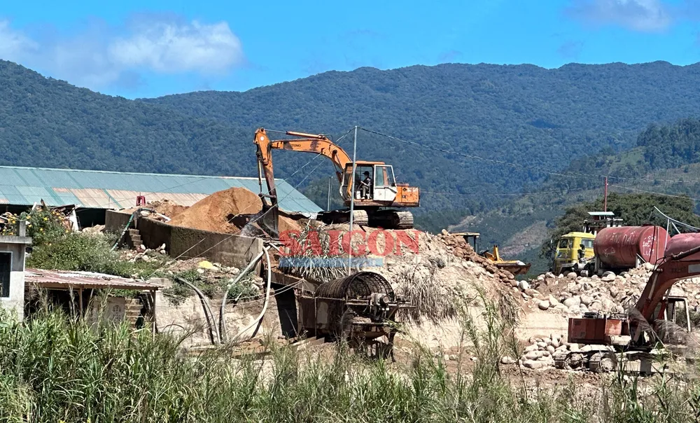 Cát khai thác xong được sàng lọc, nước sau đó xả thẳng ra lòng sông. Ảnh: ĐOÀN KIÊN Cát khai thác xong được sàng lọc, nước sau đó xả thẳng ra lòng sông. Ảnh: ĐOÀN KIÊN